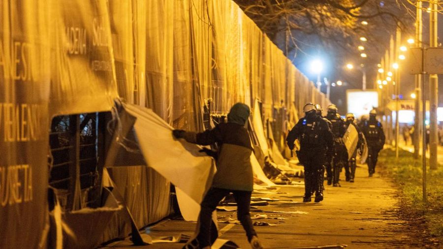 Para pengunjuk rasa melemparkan suar ke arah polisi selama demonstrasi menentang pembangunan proyek akuarium yang menurut mereka akan merusak taman umum, di Belgrade, Serbia, 17 Februari 2026. (REUTERS/Zorana Jevtic)