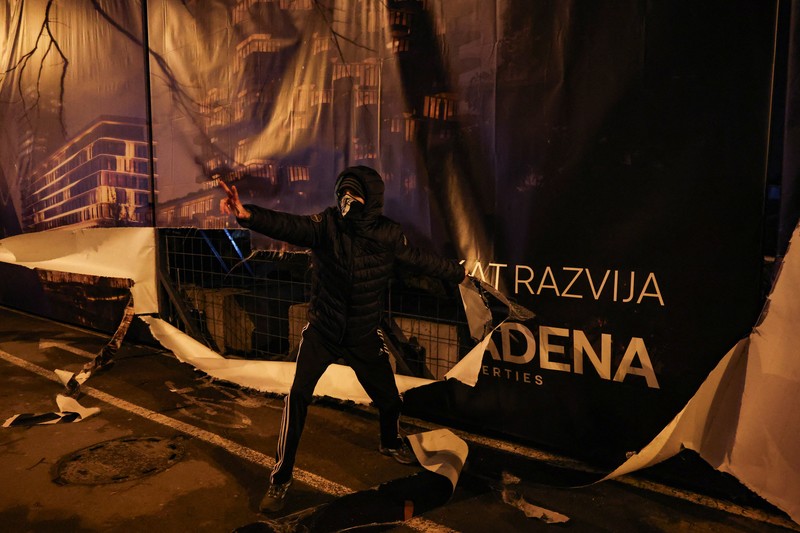 Para pengunjuk rasa melemparkan suar ke arah polisi selama demonstrasi menentang pembangunan proyek akuarium yang menurut mereka akan merusak taman umum, di Belgrade, Serbia, 17 Februari 2026. (REUTERS/Zorana Jevtic)