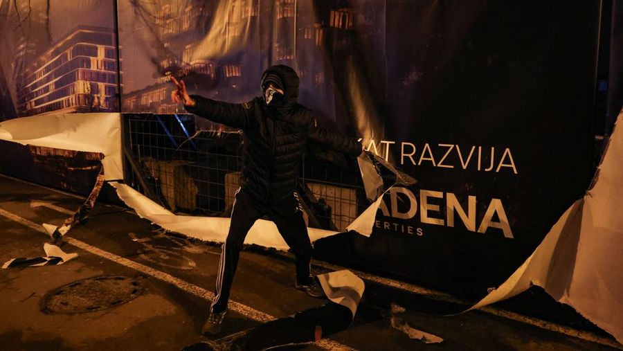 Para pengunjuk rasa melemparkan suar ke arah polisi selama demonstrasi menentang pembangunan proyek akuarium yang menurut mereka akan merusak taman umum, di Belgrade, Serbia, 17 Februari 2026. (REUTERS/Zorana Jevtic)