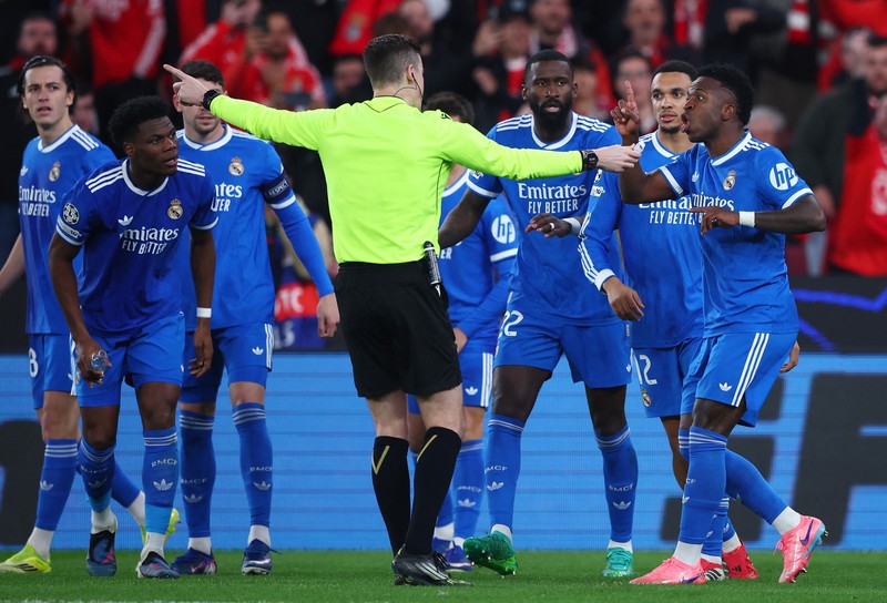Situasi memanas dengan sangat cepat di Estadio da Luz selama leg pertama babak play-off Liga Champions, Rabu (18/2/2026). Vinicius berlari langsung ke arah wasit Fran&ccedil;ois Letexier, wajahnya tegang. Dia mengatakan bahwa dia baru saja menjadi sasaran hinaan rasis dari Prestianni, khususnya kata