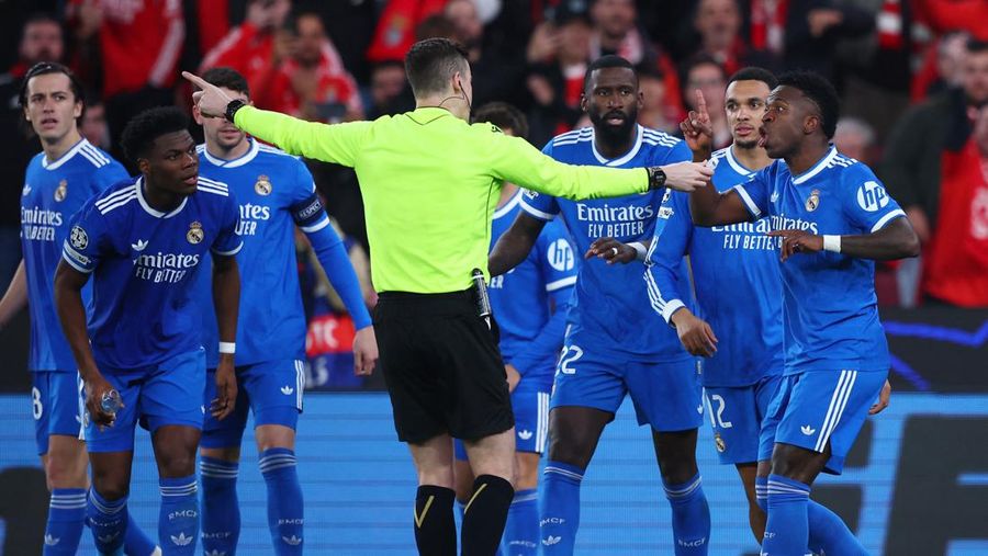 Situasi memanas dengan sangat cepat di Estadio da Luz selama leg pertama babak play-off Liga Champions, Rabu (18/2/2026). Vinicius berlari langsung ke arah wasit Fran&ccedil;ois Letexier, wajahnya tegang. Dia mengatakan bahwa dia baru saja menjadi sasaran hinaan rasis dari Prestianni, khususnya kata 