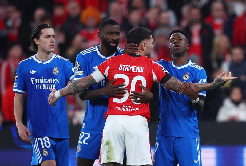 Situasi memanas dengan sangat cepat di Estadio da Luz selama leg pertama babak play-off Liga Champions, Rabu (18/2/2026). Vinicius berlari langsung ke arah wasit Fran&ccedil;ois Letexier, wajahnya tegang. Dia mengatakan bahwa dia baru saja menjadi sasaran hinaan rasis dari Prestianni, khususnya kata