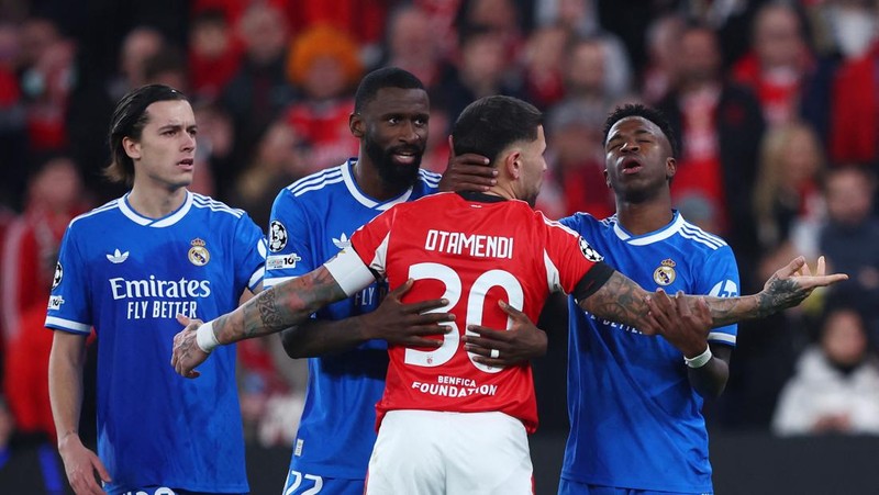Situasi memanas dengan sangat cepat di Estadio da Luz selama leg pertama babak play-off Liga Champions, Rabu (18/2/2026). Vinicius berlari langsung ke arah wasit Fran&ccedil;ois Letexier, wajahnya tegang. Dia mengatakan bahwa dia baru saja menjadi sasaran hinaan rasis dari Prestianni, khususnya kata 