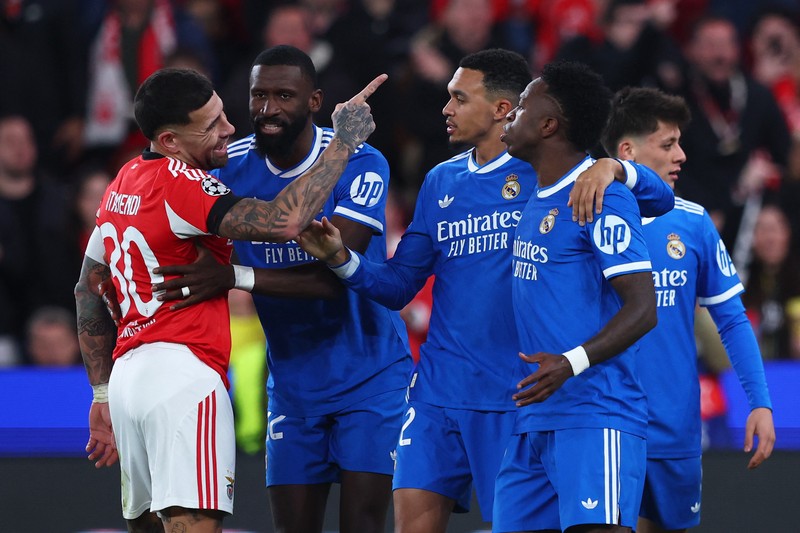 Situasi memanas dengan sangat cepat di Estadio da Luz selama leg pertama babak play-off Liga Champions, Rabu (18/2/2026). Vinicius berlari langsung ke arah wasit Fran&ccedil;ois Letexier, wajahnya tegang. Dia mengatakan bahwa dia baru saja menjadi sasaran hinaan rasis dari Prestianni, khususnya kata