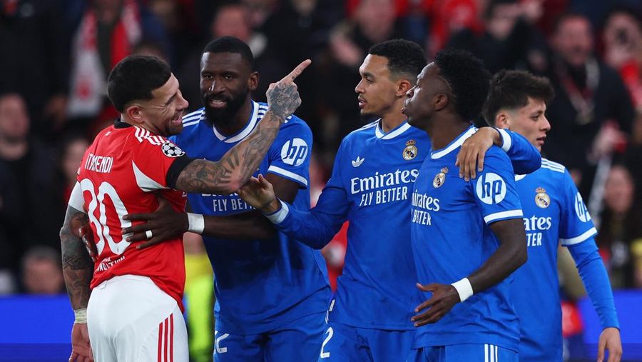 Situasi memanas dengan sangat cepat di Estadio da Luz selama leg pertama babak play-off Liga Champions, Rabu (18/2/2026). Vinicius berlari langsung ke arah wasit Fran&ccedil;ois Letexier, wajahnya tegang. Dia mengatakan bahwa dia baru saja menjadi sasaran hinaan rasis dari Prestianni, khususnya kata 