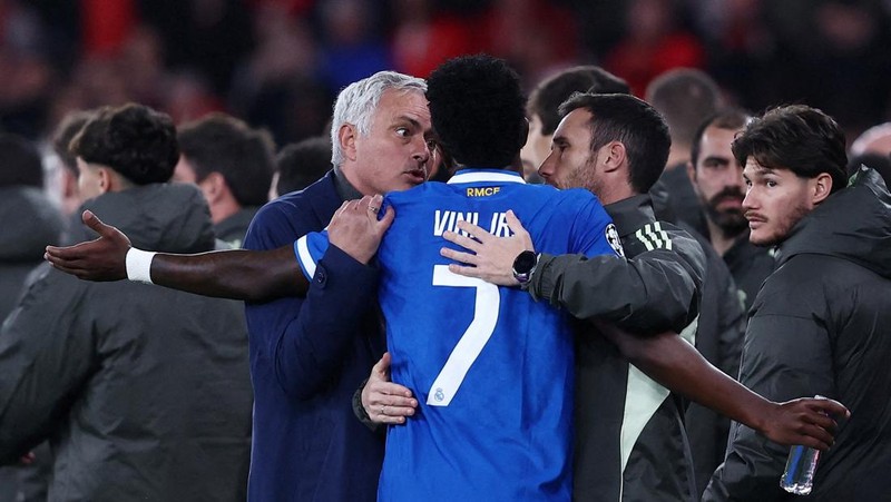 Situasi memanas dengan sangat cepat di Estadio da Luz selama leg pertama babak play-off Liga Champions, Rabu (18/2/2026). Vinicius berlari langsung ke arah wasit Fran&ccedil;ois Letexier, wajahnya tegang. Dia mengatakan bahwa dia baru saja menjadi sasaran hinaan rasis dari Prestianni, khususnya kata 