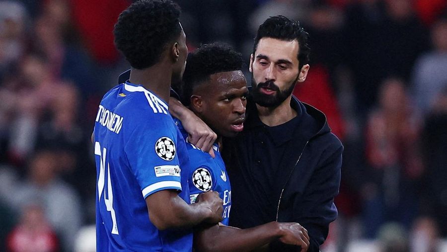 Situasi memanas dengan sangat cepat di Estadio da Luz selama leg pertama babak play-off Liga Champions, Rabu (18/2/2026). Vinicius berlari langsung ke arah wasit Fran&ccedil;ois Letexier, wajahnya tegang. Dia mengatakan bahwa dia baru saja menjadi sasaran hinaan rasis dari Prestianni, khususnya kata 
