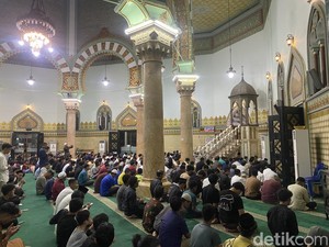 Hujan Tak Surutkan Antusias Jemaah Tarawih Perdana di Masjid Raya Al-Mashun