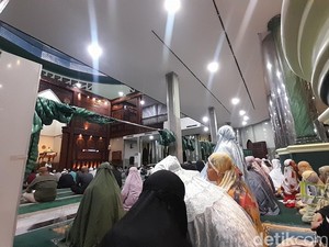 Jemaah Ramaikan Masjid Al-Musannif untuk Tarawih Perdana Ramadan 1447 H