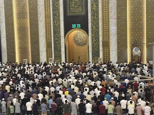 Ribuan Jemaah Tarawih Perdana di Masjid Al Akbar Surabaya