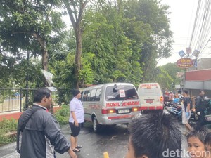 Pohon Tumbang Timpa 3 Pemotor di Jalan Bendungan Semarang, 1 Orang Tewas