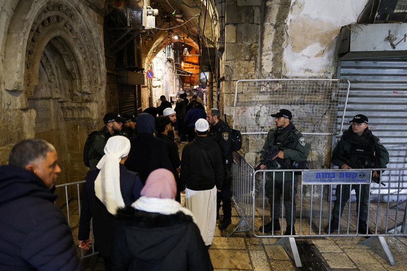 Warga Palestina berjalan melewati pos pemeriksaan untuk memasuki Masjid Al-Aqsa saat mereka bersiap untuk bulan puasa suci Ramadan di Kota Tua Yerusalem, 17 Februari 2026. (REUTERS/Ammar Awad)