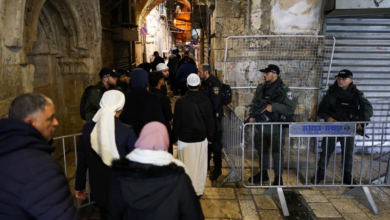 Warga Palestina berjalan melewati pos pemeriksaan untuk memasuki Masjid Al-Aqsa saat mereka bersiap untuk bulan puasa suci Ramadan di Kota Tua Yerusalem, 17 Februari 2026. (REUTERS/Ammar Awad)