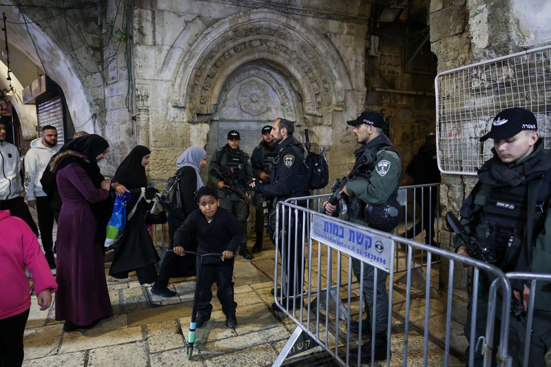 Warga Palestina berjalan melewati pos pemeriksaan untuk memasuki Masjid Al-Aqsa saat mereka bersiap untuk bulan puasa suci Ramadan di Kota Tua Yerusalem, 17 Februari 2026. (REUTERS/Ammar Awad)