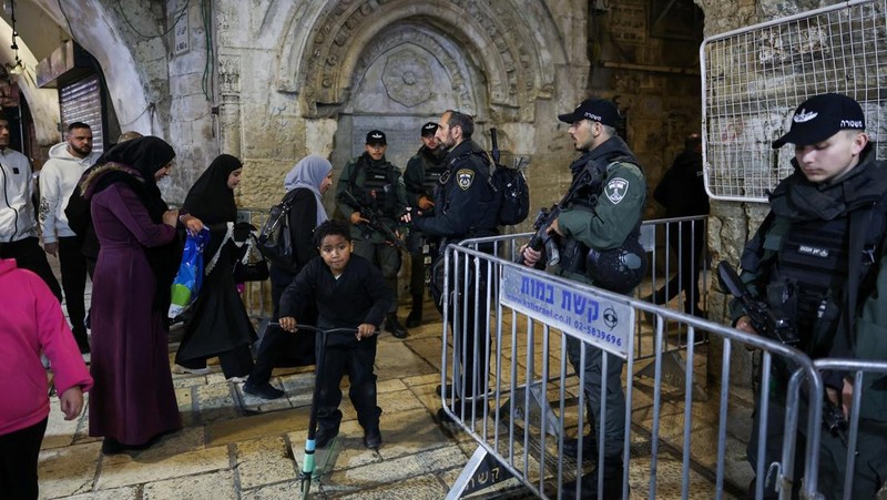 Warga Palestina berjalan melewati pos pemeriksaan untuk memasuki Masjid Al-Aqsa saat mereka bersiap untuk bulan puasa suci Ramadan di Kota Tua Yerusalem, 17 Februari 2026. (REUTERS/Ammar Awad)