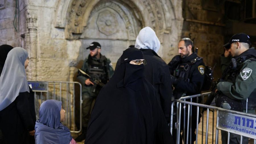 Warga Palestina berjalan melewati pos pemeriksaan untuk memasuki Masjid Al-Aqsa saat mereka bersiap untuk bulan puasa suci Ramadan di Kota Tua Yerusalem, 17 Februari 2026. (REUTERS/Ammar Awad)