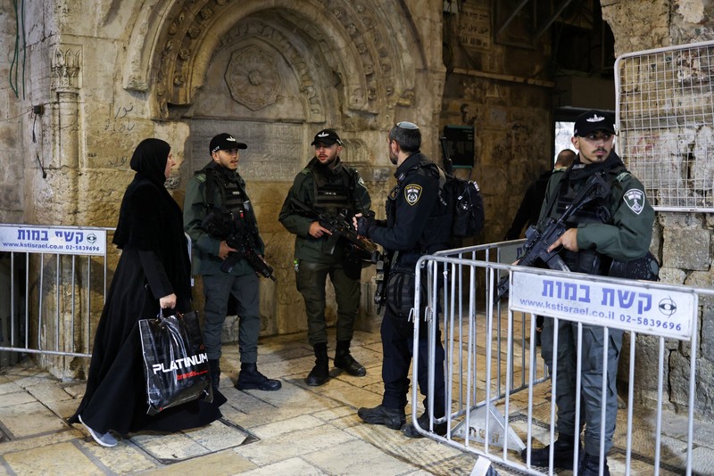 Warga Palestina berjalan melewati pos pemeriksaan untuk memasuki Masjid Al-Aqsa saat mereka bersiap untuk bulan puasa suci Ramadan di Kota Tua Yerusalem, 17 Februari 2026. (REUTERS/Ammar Awad)
