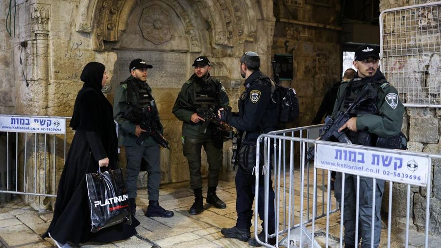 Warga Palestina berjalan melewati pos pemeriksaan untuk memasuki Masjid Al-Aqsa saat mereka bersiap untuk bulan puasa suci Ramadan di Kota Tua Yerusalem, 17 Februari 2026. (REUTERS/Ammar Awad)