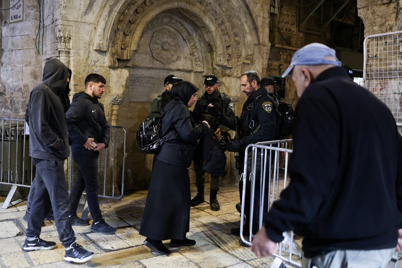 Warga Palestina berjalan melewati pos pemeriksaan untuk memasuki Masjid Al-Aqsa saat mereka bersiap untuk bulan puasa suci Ramadan di Kota Tua Yerusalem, 17 Februari 2026. (REUTERS/Ammar Awad)