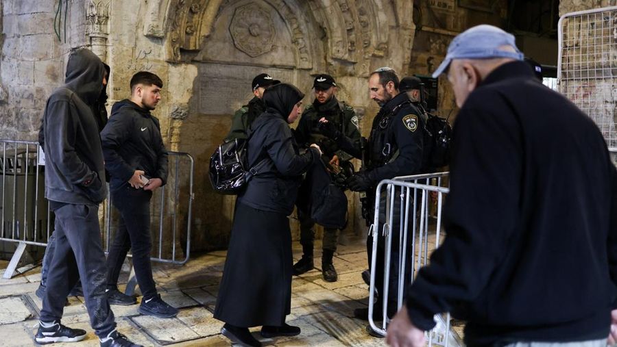 Warga Palestina berjalan melewati pos pemeriksaan untuk memasuki Masjid Al-Aqsa saat mereka bersiap untuk bulan puasa suci Ramadan di Kota Tua Yerusalem, 17 Februari 2026. (REUTERS/Ammar Awad)