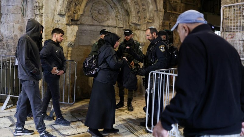 Warga Palestina berjalan melewati pos pemeriksaan untuk memasuki Masjid Al-Aqsa saat mereka bersiap untuk bulan puasa suci Ramadan di Kota Tua Yerusalem, 17 Februari 2026. (REUTERS/Ammar Awad)