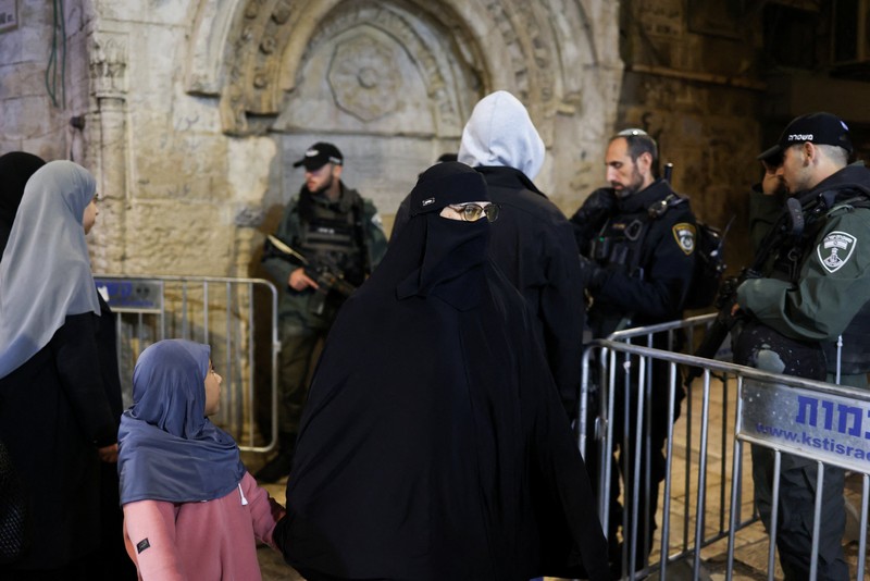 Para jamaah Muslim Palestina mengikuti salat Tarawih di malam hari pada bulan suci Ramadhan, di kompleks Al-Aqsa, yang dikenal oleh orang Yahudi sebagai Bukit Bait Suci, di Kota Tua Yerusalem, 17 Februari 2026. (REUTERS/Jamal Awad)
