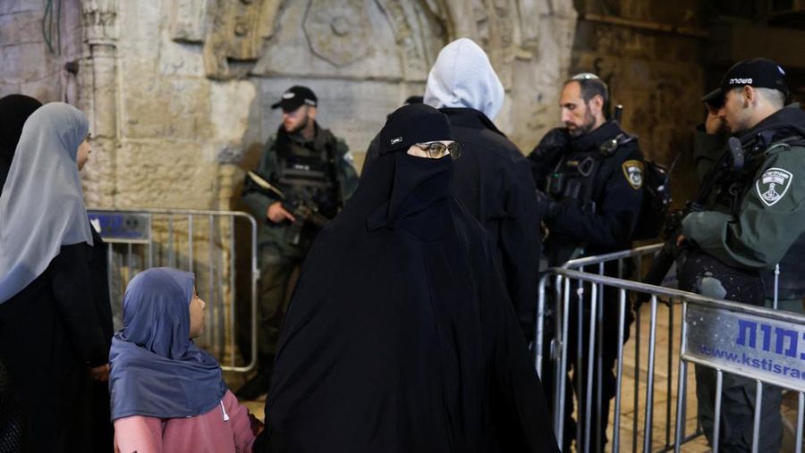 Para jamaah Muslim Palestina mengikuti salat Tarawih di malam hari pada bulan suci Ramadhan, di kompleks Al-Aqsa, yang dikenal oleh orang Yahudi sebagai Bukit Bait Suci, di Kota Tua Yerusalem, 17 Februari 2026. (REUTERS/Jamal Awad)