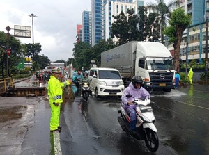 Banjir di Jl DI Panjaitan Jaktim Surut, Lalin ke Arah Cempaka Putih Macet