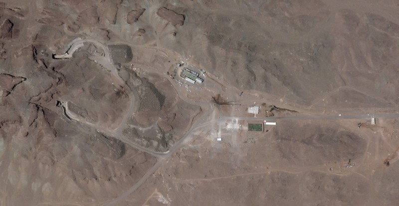 Citra satelit menunjukkan upaya yang sedang berlangsung untuk memperkuat dan memperkokoh dua pintu masuk terowongan sebuah fasilitas di kompleks dekat Natanz, Iran, 10 Februari 2026. (Vantor/Handout via REUTERS)