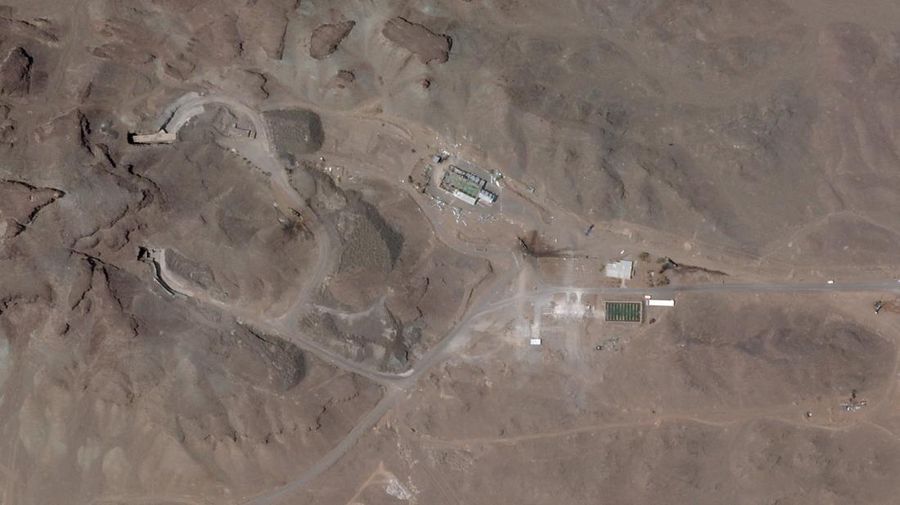 Citra satelit menunjukkan upaya yang sedang berlangsung untuk memperkuat dan memperkokoh dua pintu masuk terowongan sebuah fasilitas di kompleks dekat Natanz, Iran, 10 Februari 2026. (Vantor/Handout via REUTERS)