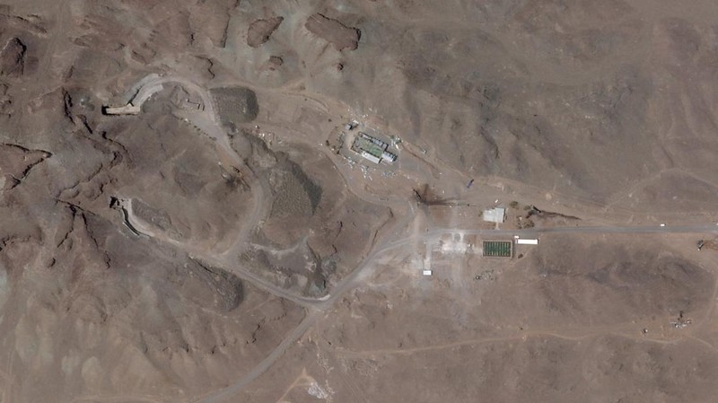 Citra satelit menunjukkan upaya yang sedang berlangsung untuk memperkuat dan memperkokoh dua pintu masuk terowongan sebuah fasilitas di kompleks dekat Natanz, Iran, 10 Februari 2026. (Vantor/Handout via REUTERS)
