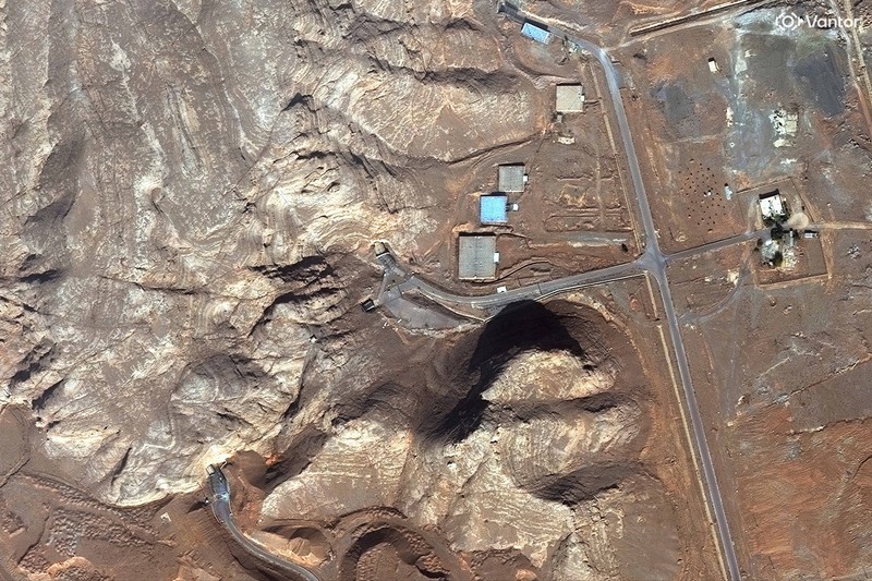 Citra satelit menunjukkan upaya yang sedang berlangsung untuk memperkuat dan memperkokoh dua pintu masuk terowongan sebuah fasilitas di kompleks dekat Natanz, Iran, 10 Februari 2026. (Vantor/Handout via REUTERS)