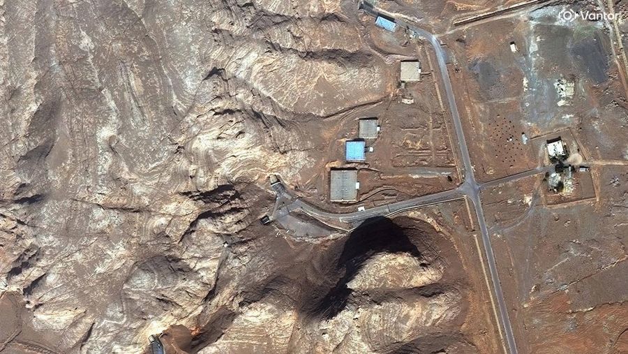 Citra satelit menunjukkan upaya yang sedang berlangsung untuk memperkuat dan memperkokoh dua pintu masuk terowongan sebuah fasilitas di kompleks dekat Natanz, Iran, 10 Februari 2026. (Vantor/Handout via REUTERS)