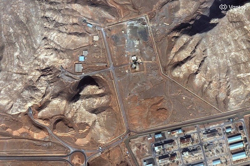 Citra satelit menunjukkan upaya yang sedang berlangsung untuk memperkuat dan memperkokoh dua pintu masuk terowongan sebuah fasilitas di kompleks dekat Natanz, Iran, 10 Februari 2026. (Vantor/Handout via REUTERS)