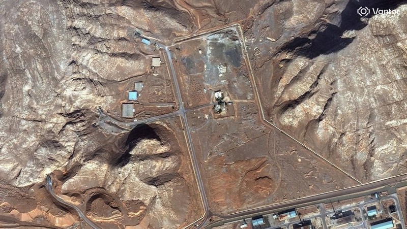 Citra satelit menunjukkan upaya yang sedang berlangsung untuk memperkuat dan memperkokoh dua pintu masuk terowongan sebuah fasilitas di kompleks dekat Natanz, Iran, 10 Februari 2026. (Vantor/Handout via REUTERS)