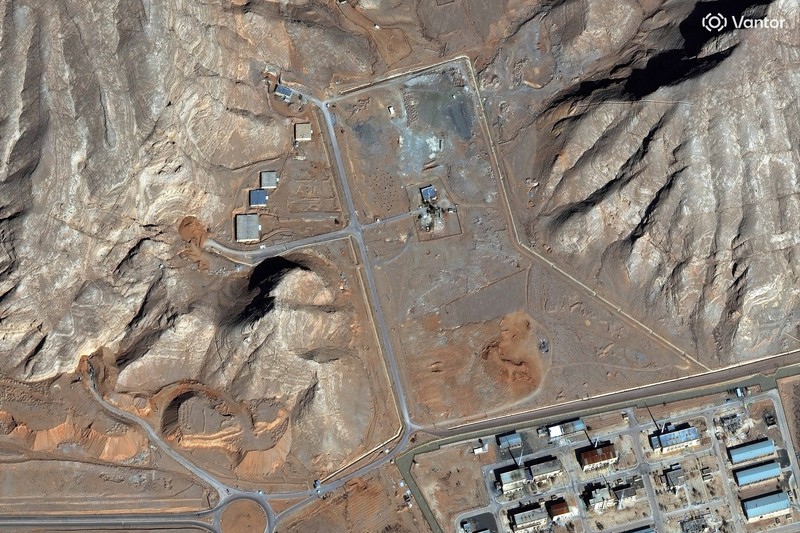 Citra satelit menunjukkan upaya yang sedang berlangsung untuk memperkuat dan memperkokoh dua pintu masuk terowongan sebuah fasilitas di kompleks dekat Natanz, Iran, 10 Februari 2026. (Vantor/Handout via REUTERS)
