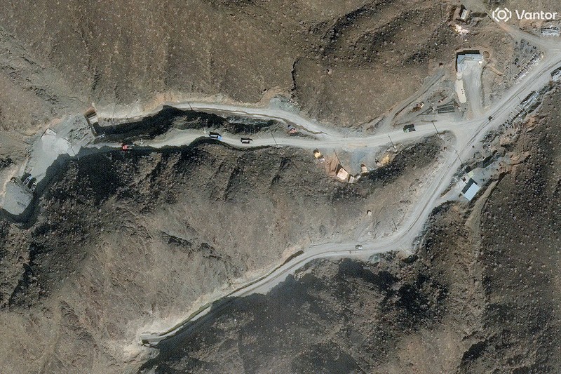 Citra satelit menunjukkan upaya yang sedang berlangsung untuk memperkuat dan memperkokoh dua pintu masuk terowongan sebuah fasilitas di kompleks dekat Natanz, Iran, 10 Februari 2026. (Vantor/Handout via REUTERS)