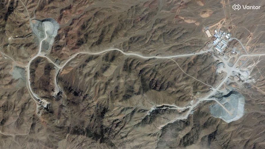 Citra satelit menunjukkan upaya yang sedang berlangsung untuk memperkuat dan memperkokoh dua pintu masuk terowongan sebuah fasilitas di kompleks dekat Natanz, Iran, 10 Februari 2026. (Vantor/Handout via REUTERS)
