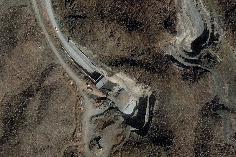 Citra satelit menunjukkan upaya yang sedang berlangsung untuk memperkuat dan memperkokoh dua pintu masuk terowongan sebuah fasilitas di kompleks dekat Natanz, Iran, 10 Februari 2026. (Vantor/Handout via REUTERS)