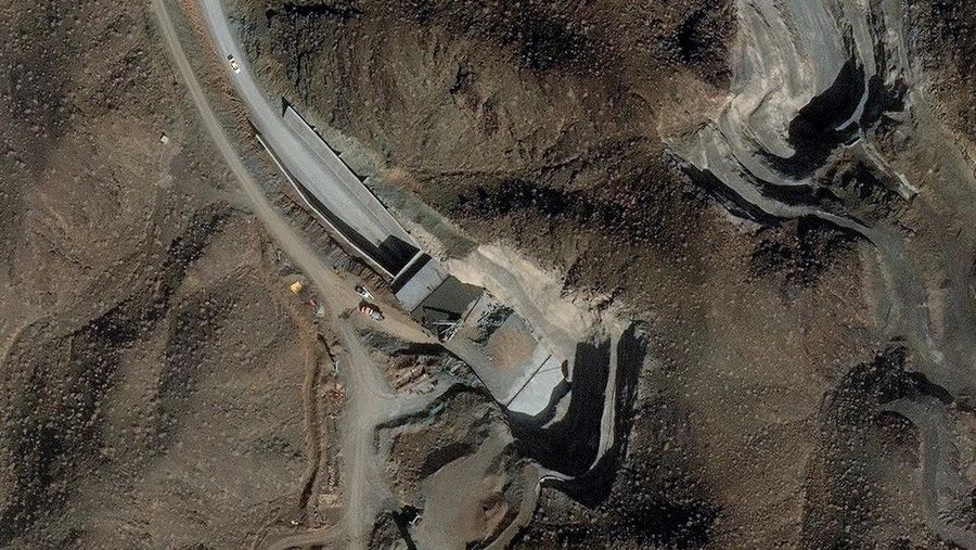 Citra satelit menunjukkan upaya yang sedang berlangsung untuk memperkuat dan memperkokoh dua pintu masuk terowongan sebuah fasilitas di kompleks dekat Natanz, Iran, 10 Februari 2026. (Vantor/Handout via REUTERS)