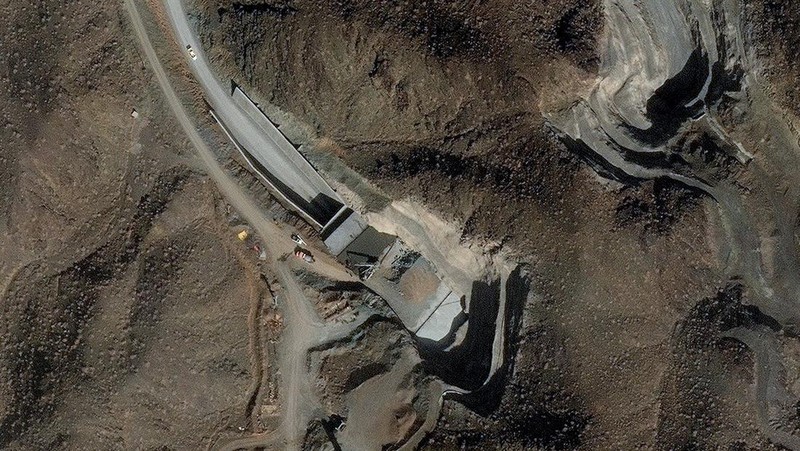 Citra satelit menunjukkan upaya yang sedang berlangsung untuk memperkuat dan memperkokoh dua pintu masuk terowongan sebuah fasilitas di kompleks dekat Natanz, Iran, 10 Februari 2026. (Vantor/Handout via REUTERS)