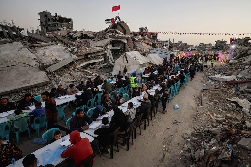 Di Gaza City, warga Palestina berkumpul untuk melaksanakan ibadah berbuka puasa pada hari pertama Ramadan. (REUTERS/Dawoud Abu Alkas)