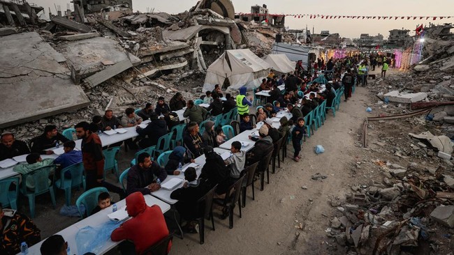 Potret Warga Gaza Berbuka Puasa di Tengah Puing-Puing Reruntuhan