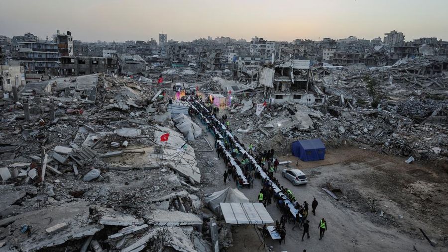 Di Gaza City, warga Palestina berkumpul untuk melaksanakan ibadah berbuka puasa pada hari pertama Ramadan. (REUTERS/Dawoud Abu Alkas)