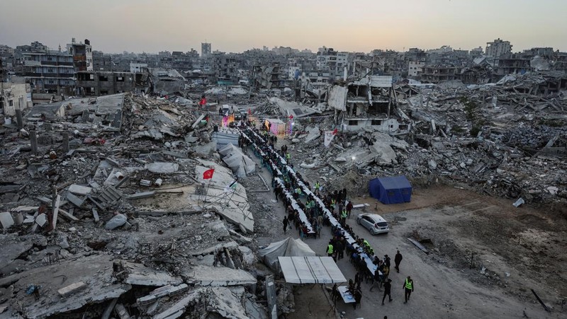 Di Gaza City, warga Palestina berkumpul untuk melaksanakan ibadah berbuka puasa pada hari pertama Ramadan. (REUTERS/Dawoud Abu Alkas)