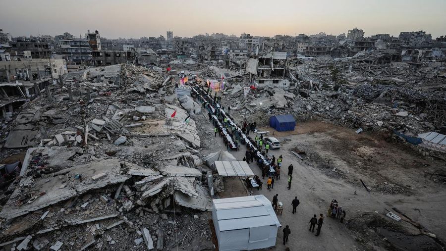 Di Gaza City, warga Palestina berkumpul untuk melaksanakan ibadah berbuka puasa pada hari pertama Ramadan. (REUTERS/Dawoud Abu Alkas)