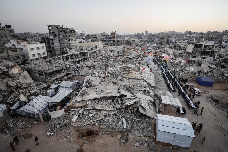 Di Gaza City, warga Palestina berkumpul untuk melaksanakan ibadah berbuka puasa pada hari pertama Ramadan. (REUTERS/Dawoud Abu Alkas)