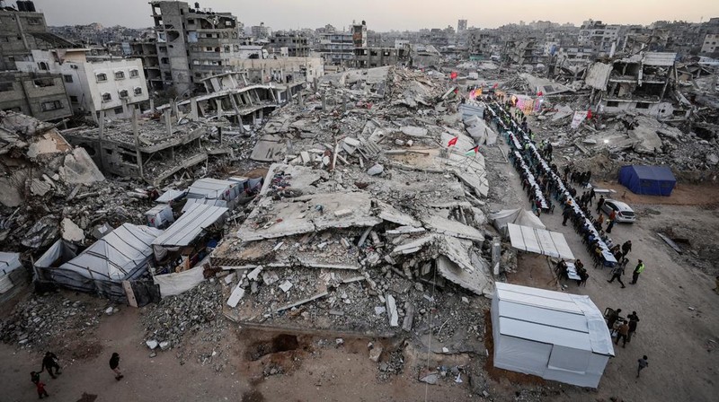 Di Gaza City, warga Palestina berkumpul untuk melaksanakan ibadah berbuka puasa pada hari pertama Ramadan. (REUTERS/Dawoud Abu Alkas)