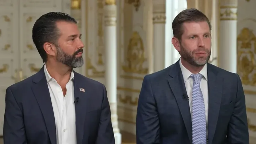 Donald Trump Jr. (kiri) dan Eric Trump berbicara di acara Squawk on the Street pada 18 Februari 2026. (CNBC Internasional)