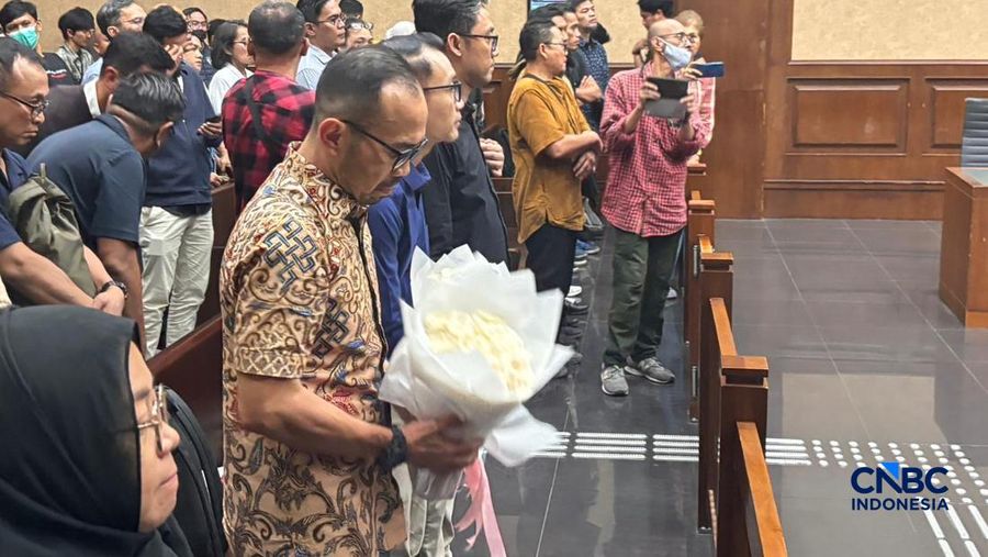 Eks Direktur Utama PT Pertamina Patra Niaga Riva Siahaan jelang pembacaan pledoi atas tuntutan Jaksa Penuntut Umum pada pengadilan Tipikor, Kamis (19/2/2026). (CNBC Indonesia/Firda Dwi Muliawati)